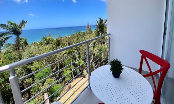 Caja fuerte, decoración individual, escritorio y cortinas opacas