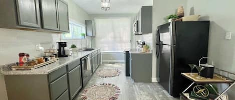 Een koelkast, een magnetron, een oven, een kookplaat