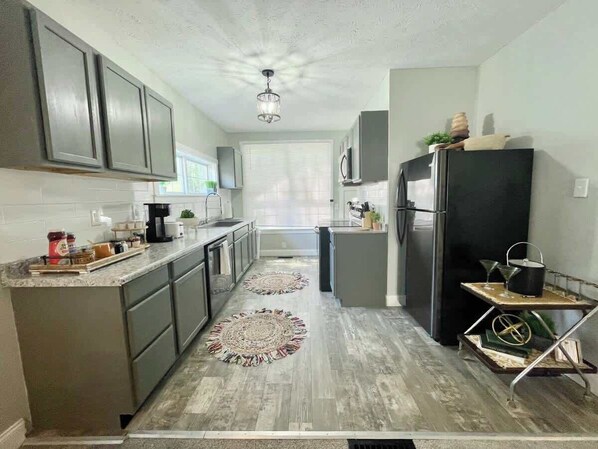 Fridge, microwave, oven, stovetop - Family Home - 5mins to Downtown - Parking (Indianapolis)
