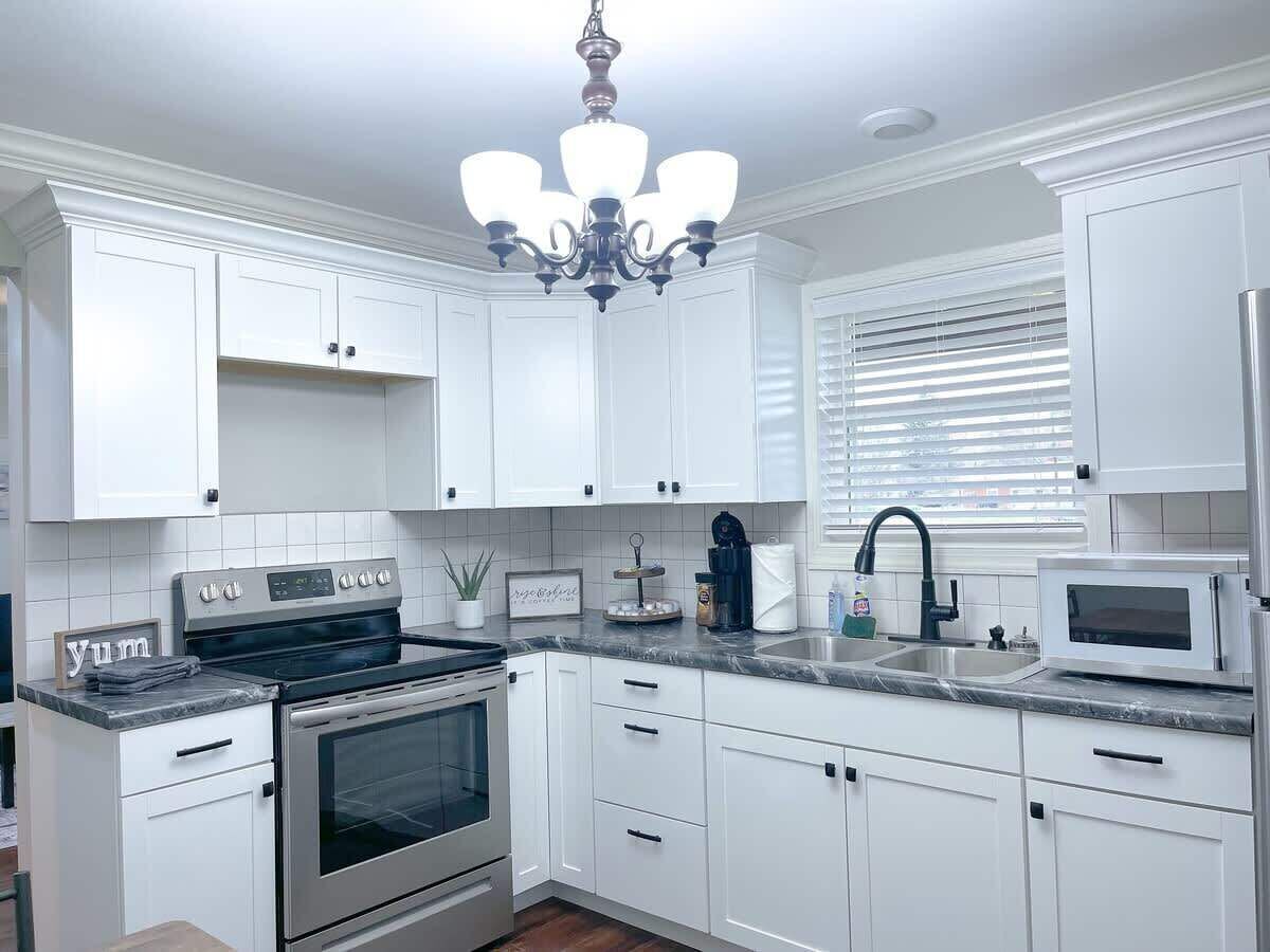 Jääkaappi, mikroaaltouuni, uuni, liesi