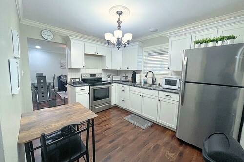 Chic Modern 2BR Retreat w/ Yard, Laundry & SmartTV