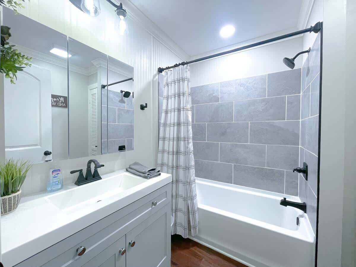 Bathtub, shampoo