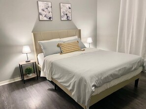 4 bedrooms, iron/ironing board, WiFi, bed sheets - 4 Bedrooms, Newly Remodeled, Quiet Neighborhood! (Indianapolis)