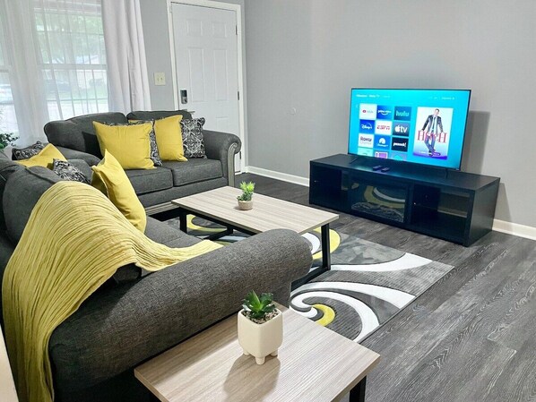 TV - 4 Bedrooms, Newly Remodeled, Quiet Neighborhood! (Indianapolis)