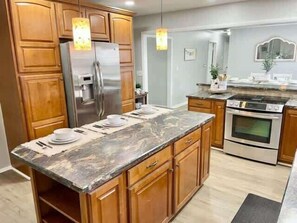 Geladeira, micro-ondas, fogão, cooktop