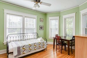 3 habitaciones, tabla de planchar con plancha, wifi y ropa de cama 