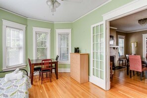 3 habitaciones, tabla de planchar con plancha, wifi y ropa de cama 