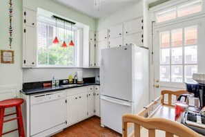 Kühlschrank, Ofen, Herdplatte, Wasserkocher mit Kaffee-/Teezubehör