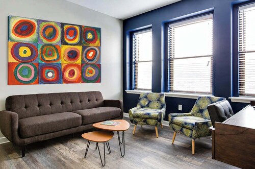 Theatre District Condo | Gym • Free Parking • DT