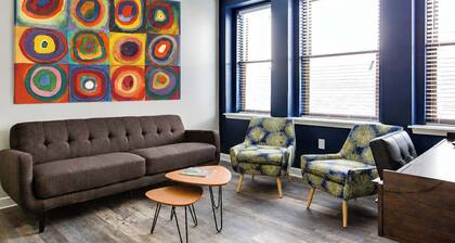 Theatre District Condo | Gym • Free Parking • DT