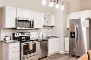 Réfrigérateur, micro-ondes, four, plaque de cuisson