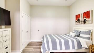 1 slaapkamer, een strijkplank/strijkijzer, wifi, beddengoed