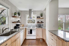 Réfrigérateur, four à micro-ondes, un four, surface de cuisson