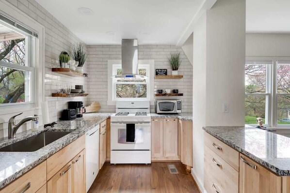 冰箱、微波炉、烤箱、炉灶