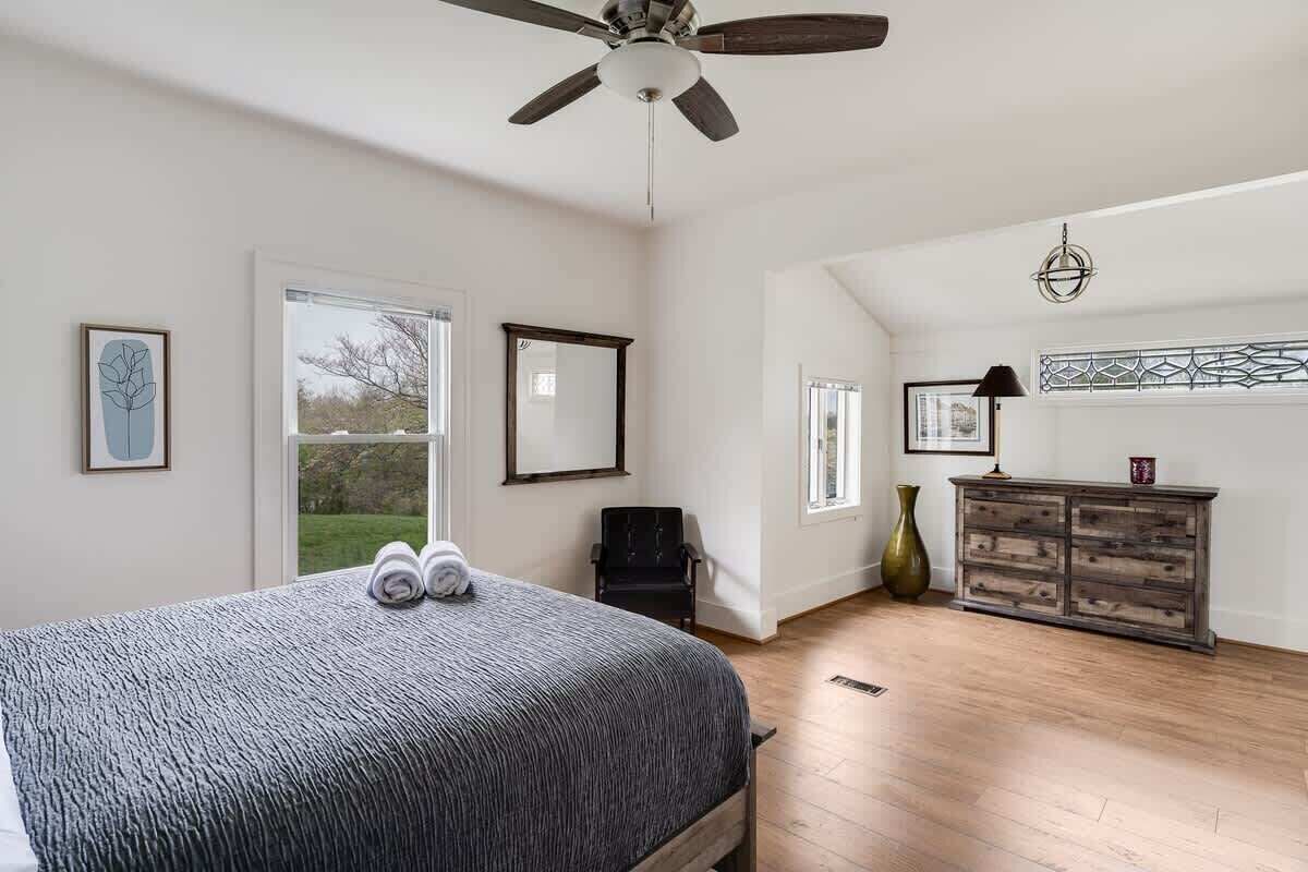 3 bedrooms, iron/ironing board, WiFi, bed sheets