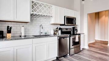 冰箱、微波炉、烤箱、炉灶