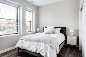 2 chambres, fer et planche à repasser, Wi-Fi, draps fournis