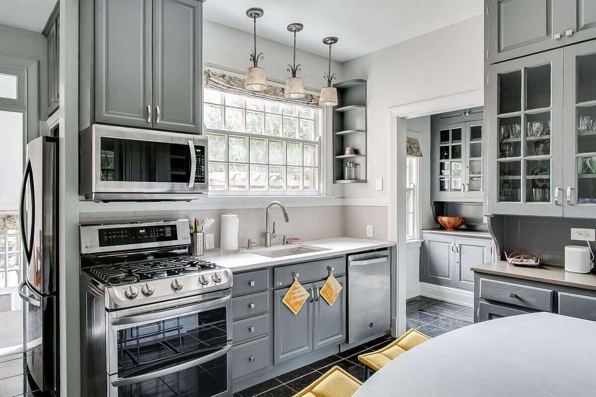 Réfrigérateur, four à micro-ondes, un four, surface de cuisson