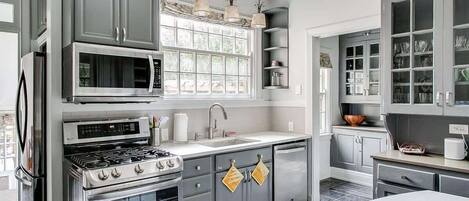 Refrigerador, microondas, horno, placa de cocina