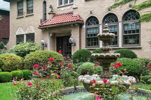 Exterior detail - Gorgeous 3BR | Private Garden w/ Outdoor Dining! (Louisville)