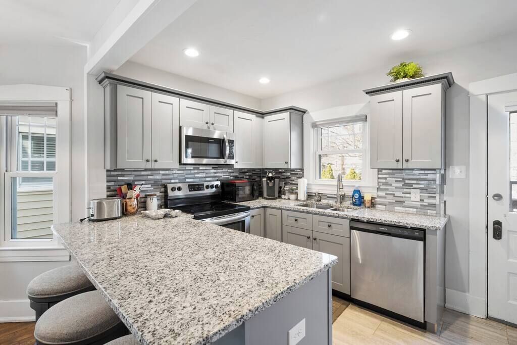 Jääkaappi, mikroaaltouuni, uuni, liesi