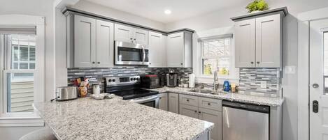 雪櫃、微波爐、焗爐、爐具