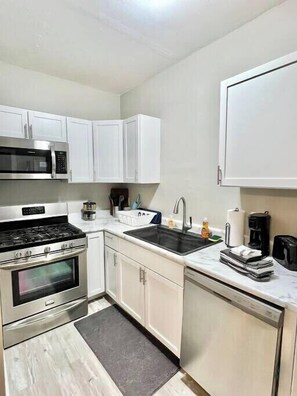 Een koelkast, een microgolfoven, een oven, een kookplaat