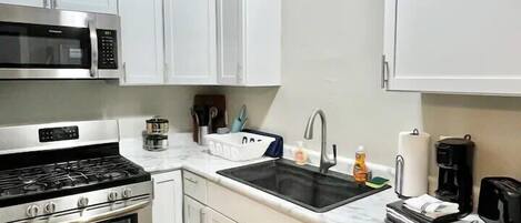 Frigorifero, microonde, forno, piano cottura