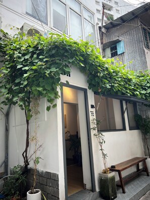 Front of property - 8h - Hostel (Ho Chi Minh City)