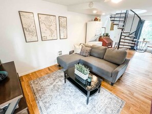TV - 7406A - Loft 1 Bed · Convenient & Cozy Kirkland Apartment (Kirkland)