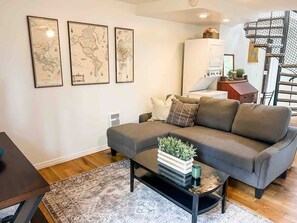 TV - 7406A - Loft 1 Bed · Convenient & Cozy Kirkland Apartment (Kirkland)