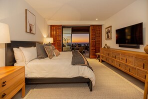 3 slaapkamers, een kluis op de kamer, een bureau