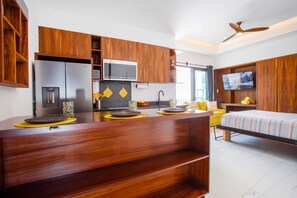 Een koelkast, een microgolfoven, een oven, een kookplaat