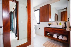 Ducha y secador de pelo