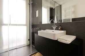 Dusche, Haartrockner, Bidet, Handtücher