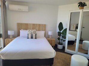 Panoramic Apartment | 1 bedroom, Egyptian cotton sheets, premium bedding, down comforters - Centreport Units (Portland)