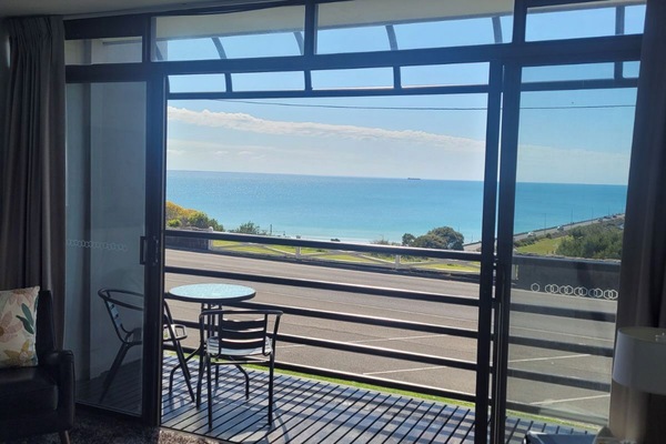 1 bedroom, Egyptian cotton sheets, premium bedding, down duvets