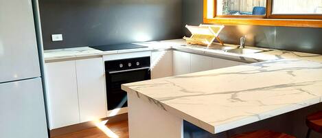 Kjøleskap, mikrobølgeovn, ovn og kokeplater