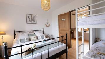 3 bedrooms, iron/ironing board, WiFi (free)