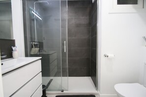 Douche, serviettes fournies