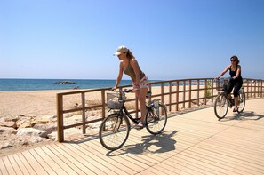 Una spiaggia nelle vicinanze