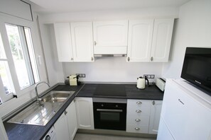 Fridge, microwave, oven, coffee/tea maker