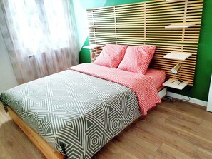 5 chambres, bureau, fer et planche à repasser, lit parapluie