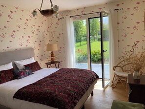 4 slaapkamers, een bureau, een strijkplank/strijkijzer, reisbedje