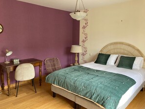 4 slaapkamers, een bureau, een strijkplank/strijkijzer, reisbedje