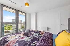 2 bedrooms, free WiFi, bed sheets - Penthouse 2-bed Apartment in The Heart Of E15 (London)