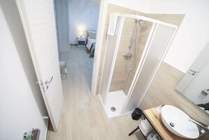 Shower, rainfall showerhead, free toiletries, hair dryer