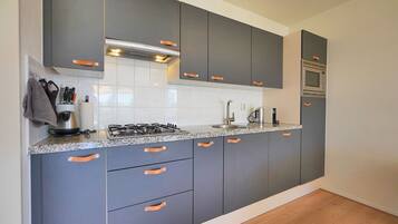 Een koelkast, een magnetron, een oven, een vaatwasser