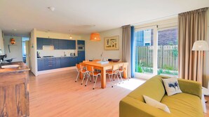 Ein modernes Apartment mit Küche, Essbereich und Wohnzimmer.