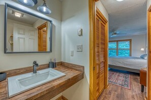 Een haardroger, handdoeken